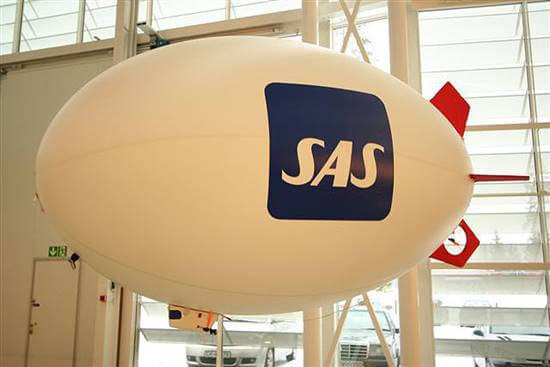 3m-rc-blimp-flying-in-a-norvegian-boieng-training-center